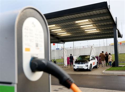 VDA Chefin Müller Ladesäulenausbau muss sich beschleunigen