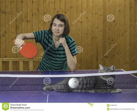 Девушка играя настольный теннис с котом Стоковое Фото изображение насчитывающей люди одно