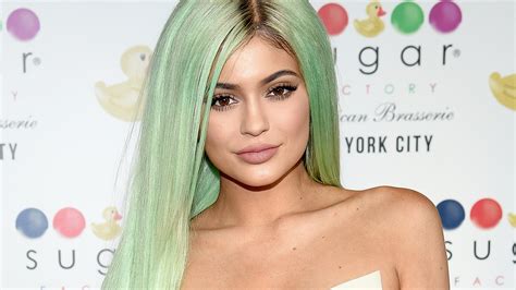 Kylie Jenner Went Topless On Snapchat With Star Emojis Covering Her
