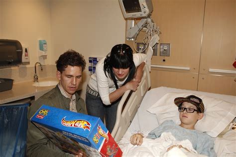 Cbs Tv Studios Stars Visit Childrens Hospital La Childrens Hospital