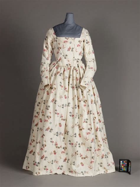 Womans Dress Robe à Langlaise England 1785 1795 Cotton Plain Weave