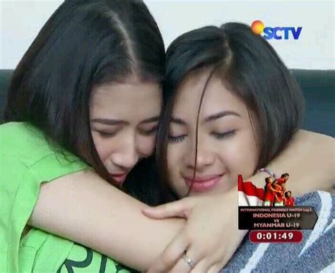 Sebab, selain sebagai nomine people choice award asal indonesia di ajang itu, ia juga membacakan nama pemenang di panggung utama. Foto-Foto Cantik Prilly Latuconsina - Anak Berbagi