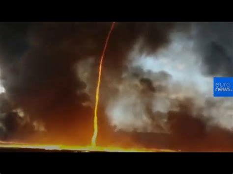 Oui oui on parle de bien de tornades de feu ! (Vidéo) Une tornade de feu jaillit d'une usine - YouTube