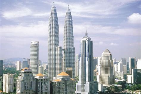 •malaysia covers an area of 330,535 square kilometers and lies entirely in the equatorial zone, with the average dailytemperature. Malaysian Economy To Grow to 5.5% Next Year