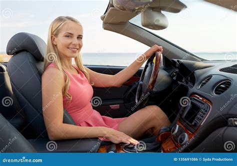 Jovem Mulher Feliz Que Conduz O Carro Convertível Foto De Stock Imagem De Fêmea Turismo