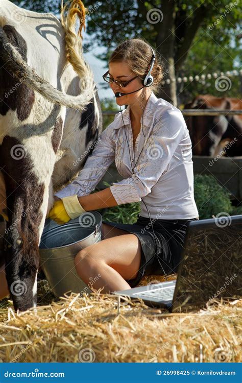 Vache à Traite De Femme Image Stock Image Du Industriel 26998425