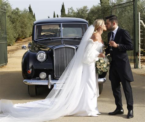 Jordi Alba abre el álbum de su boda con Romarey Ventura dos vestidos