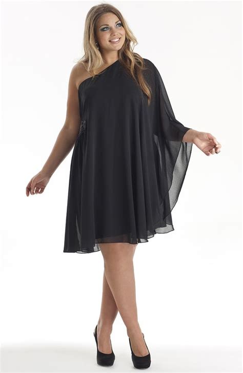 A plus size woman with a pear body shape has a narrow upper body and full hips and thighs. 18 Online Stores For Plus-Sized Women's Fashion