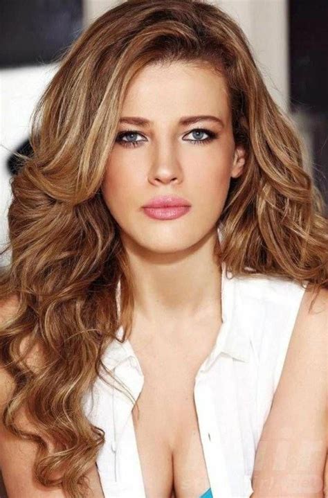 These subtle tones really warm up the whole look. Ideas To Highlights Your Medium Length Hairstyle For Women ...