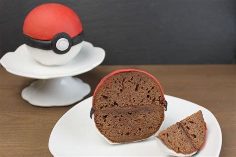 Sie ist in unterschiedlichen größen erhältlich und einfach in der handhabung. Pokeball Fondant Torte - 3D Motivtorten | absolute Lebenslust
