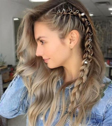 Chica Mostrando Su Trenza Lateral Bohemian Hairstyles Trending