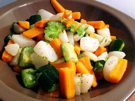 TRIO DE LÉGUMES CAROTTES COURGETTES ET NAVETS