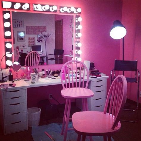 Pin By Camilla Antonsen On ɱαƙɛυ℘•ѕ℘α¢ɛѕ Beauty Room Vanity Makeup Room Pink Vanity
