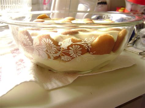 In large bowl or sheet pan, make layers of pudding mixture, sliced bananas and vanilla wafers. heART: My Whipped Sour Cream Banana Pudding