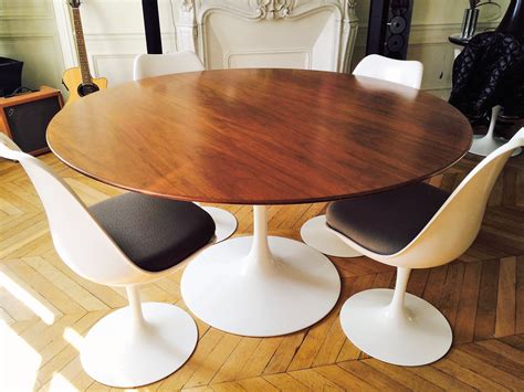 Minimaliste et fonctionnelle, la table tulipe fut créée en même temps que les célèbres chaises et fauteuils. Table tulipe Saarinen de Knoll en noyer - L'Atelier 50 ...