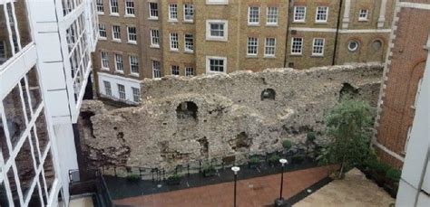 Medieval London Wall Still Standing London Wall London Buildings
