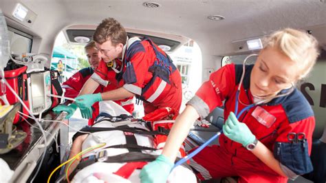 Whos In The Ambulance Crew How Ambulances Work Howstuffworks