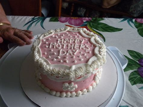 This mother's day cake is all about the flavors (chocolate and vanilla) and the beautiful basket of flowers. Mothers Day cake | Simple cake designs, How sweet eats ...