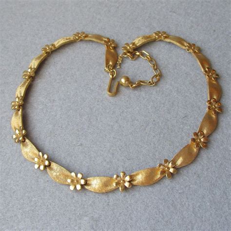 Trifari 1960s Vintage Textured Gold Tone Flower Link Necklace Gold