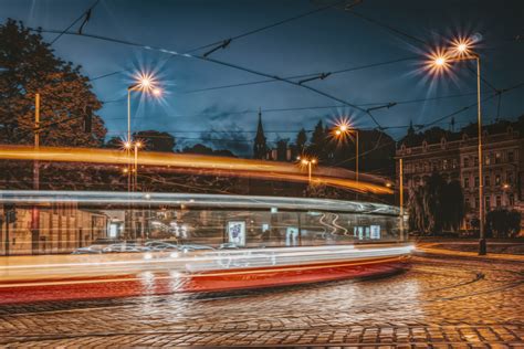 무료 이미지 시가 전차 프라하 밤에 체코 공화국 시티 역사적인 중심지 도로 차량 빨간 유럽 역사적으로 즐거워하다 과학 기술 교통 돌 수송