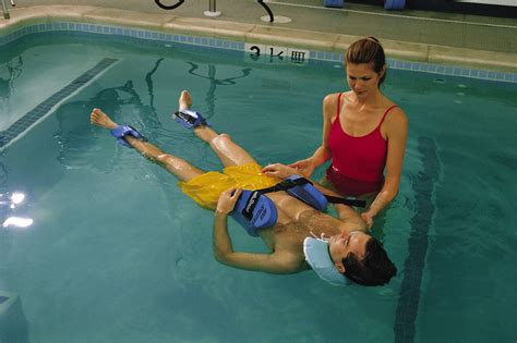 Physical Therapist With Patient In Pool Путешествия