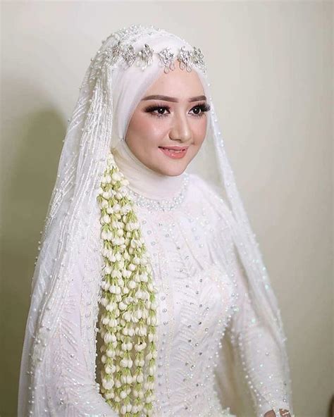 Tampil mempesona di hari perkawinan tidak harus membuka hijab atau mengenakan busana yang. Inspired by @devpus84 - Barbie idup 😍😍😍😍😍 @tias.abita23 ...