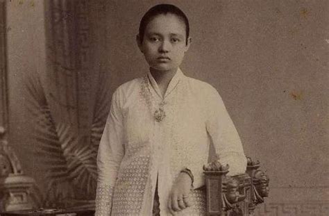 Pangling Lihat Foto Wanita Pakai Kebaya Tahun 1915 Ini Netizen Bangsawan Anti Senyum Course View