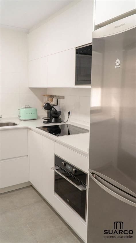 ¿estás familiarizado con este tipo de configuración? Cocina blanca pequeña en forma de L con encimera de cocina ...
