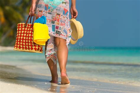 Sexy Frau Im Hut Auf Dem Tropischen Strand Stockbild Bild Von Schönheit Leute 77879597
