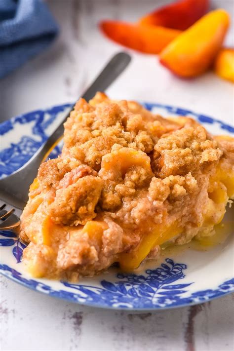 This sweet and buttery Peach Crumble Pie is like the perfect marriage ...