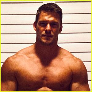 Alan Ritchson Shows Off Ripped Body Ahead Of Jack Reacher Filming Alan Ritchson Shirtless