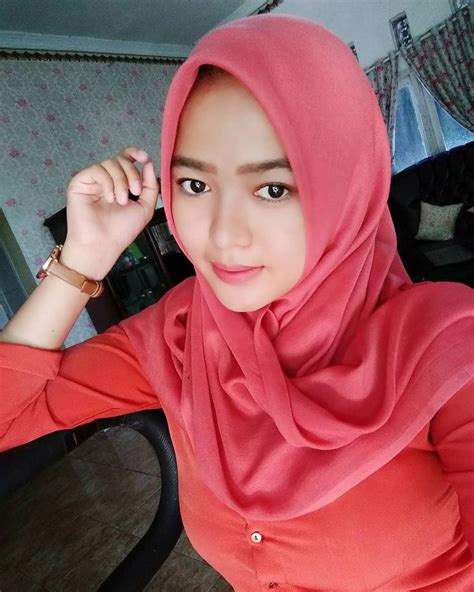 gambar mungkin berisi 1 orang dekat gaya hijab wanita terseksi pakaian wanita