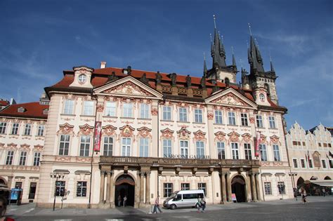 De meest gebruikte bijnaam is de gouden stad, waarmee vooral de schoonheid van praag eer aangedaan wordt. Kinskýpaleis in Praag - Tsjechië