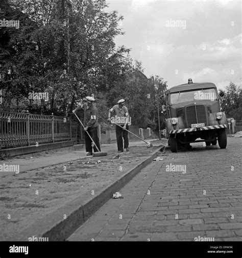 Die Männer Der Straßenreinigung Bei Ihrer Arbeit In Hamburg Deutschland 1960er Jahre Men Of