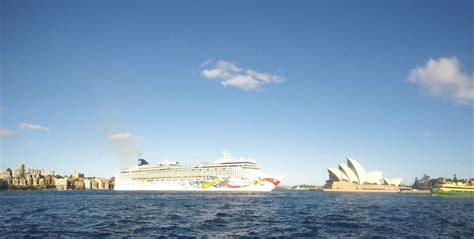 Cruise Ship Noregiwn Jewel Leaving Circular Quay Sydney Sydney