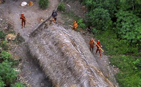 Incredible Pictures Of One Of Earths Last Uncontacted Tribes Firing