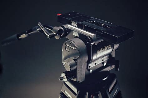The new oconnor 2560 fluid head is often referred to by industry professionals as the baby the 2560 offers the same oconnor patented sinusoidal counterbalance system for true, accurate balance. Oconnor 2560 tripod system - Catalyst Cameras
