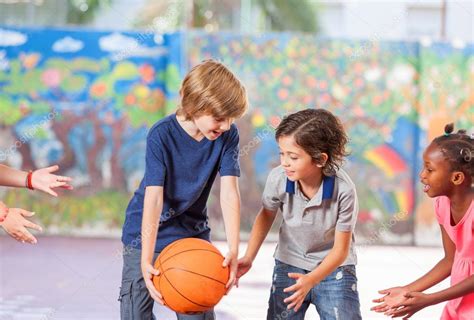 Niños De Primaria Felices Jugando Baloncesto En La Escuela 2022