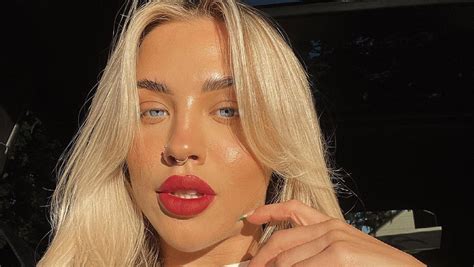 tammy hembrow brings on the heat in sexy lace lingerie the blast