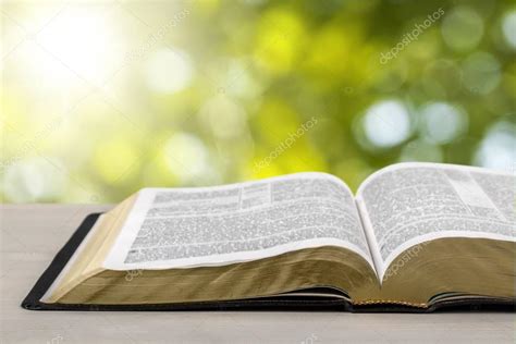 Livro Da Bíblia Sagrada — Fotografias De Stock © Billiondigital 129204162