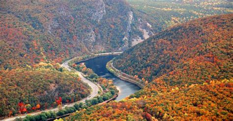 When Fall Arrives The Pocono Mountains Explode In Autumn