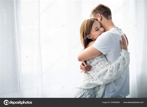 Homem Abraçando Mulher Atraente Sorridente Apartamento Fotos Imagens De © Andrewlozovyi 324650694