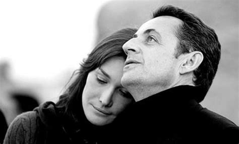 Et si carla, en devenant l'épouse du président, avait mis un temps sa carrière musicale entre parenthèses, c'est presque avec joie qu'elle reprend guitare, textes et concerts quand sarkozy perd la présidentielle de 2012. Carla Bruni Sarkozy Divorce | Carla Bruni avec Benjamin ...