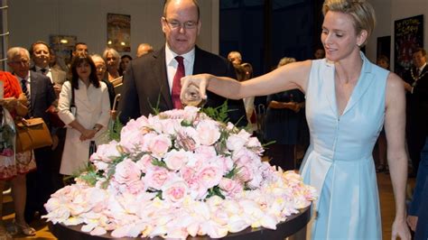 La princesse charlene de monaco n'est toujours pas rentrée d'afrique du sud, où elle a été opérée. Rose Princesse Charlene de Monaco