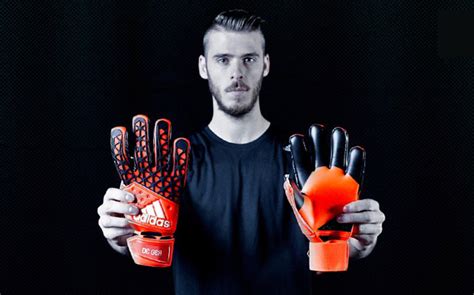 His preferred foot is right and his best role is goalkeeper. David de Gea assina com a Adidas » Mantos do Futebol