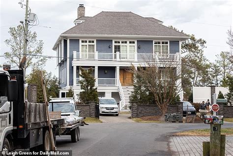 Biden Is Building A Wall At His Delaware Beach House Daily Mail Online