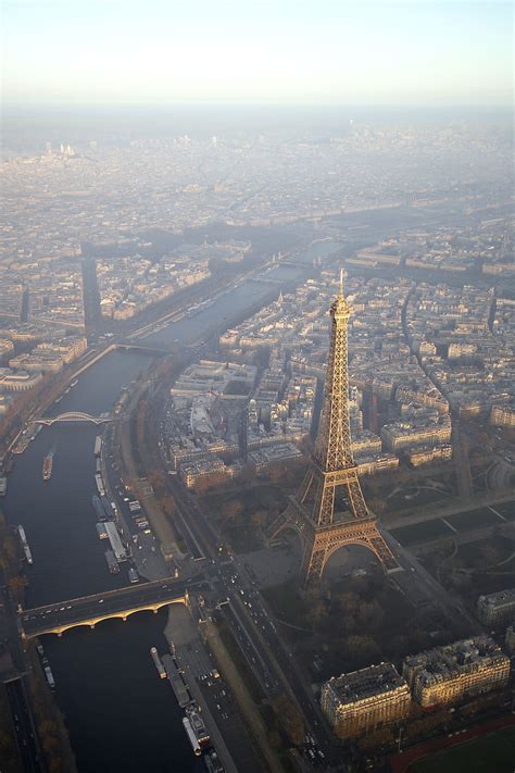 Vu Du Ciel La Tour Eiffel Vigie De Paris Depuis 130 Ans Et