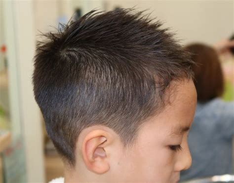 小学生男の子、キッズの髪型オーダーの仕方！メンズに人気のかっこいいヘアカタログ57選！ サロンセブン 子供カット ボーイズヘアカット 髪型