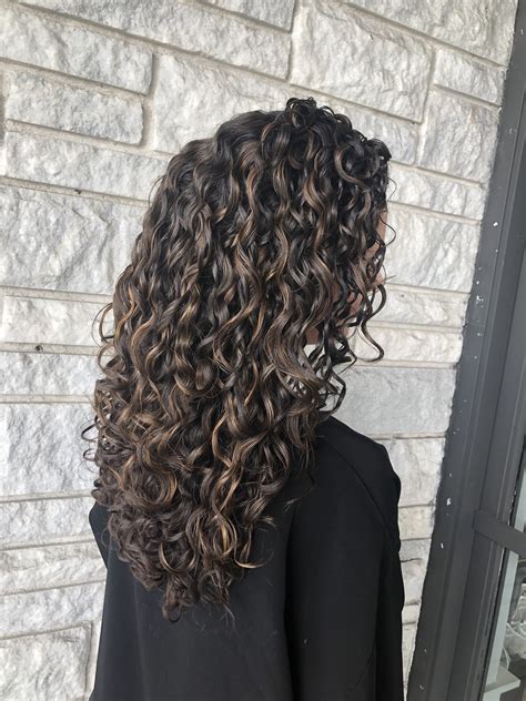 Honey Highlights Curly Hair Fashion Style