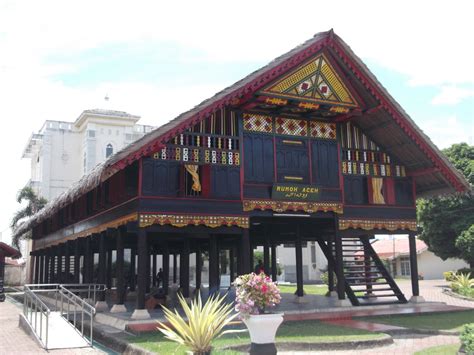 Rumah adat aceh yang biasa dikenal dengan nama rumoh aceh atau krong bade. Gambar Rumah Adat Aceh Darussalam - Rumah XY